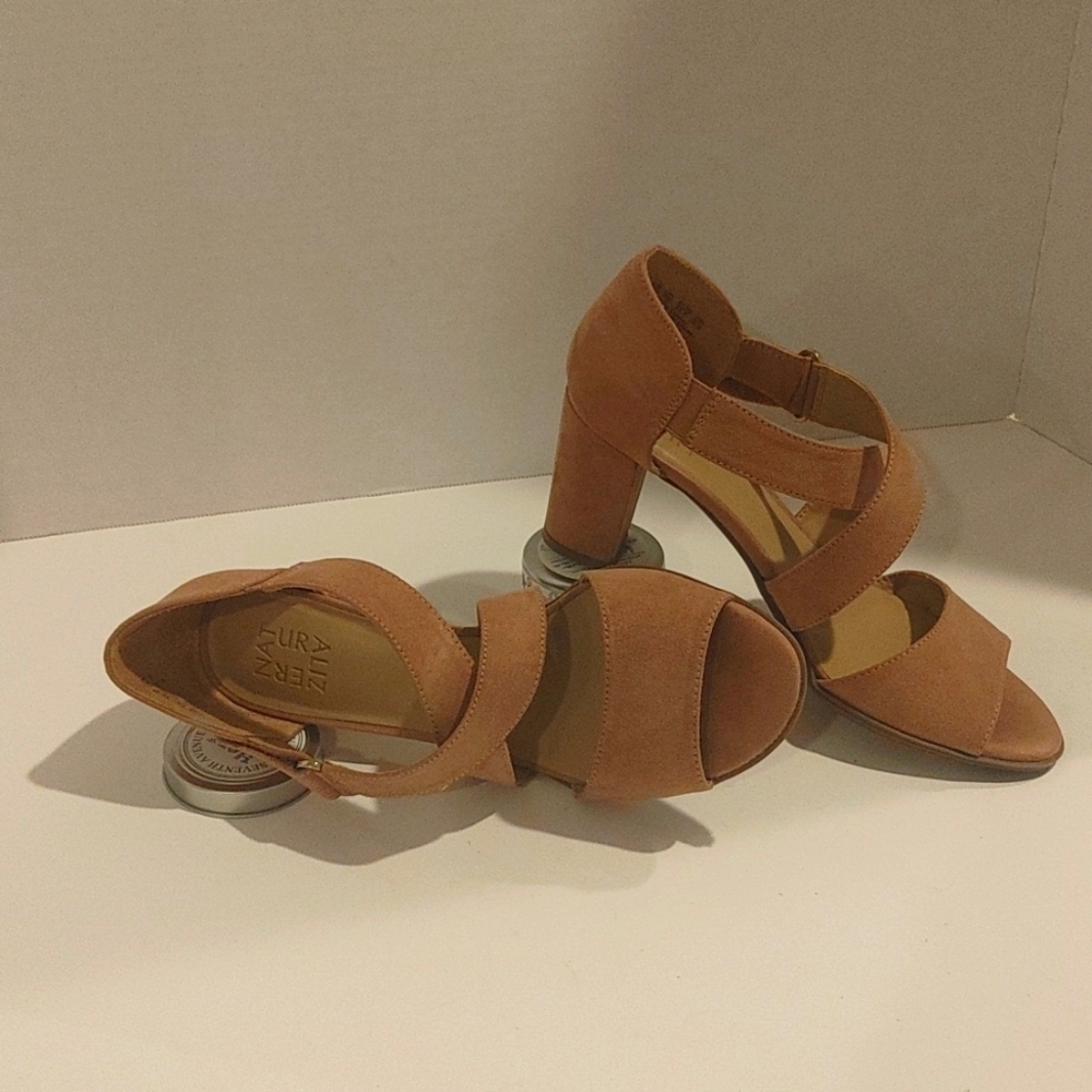 💃 Naturlizer 3" Tan Sandals